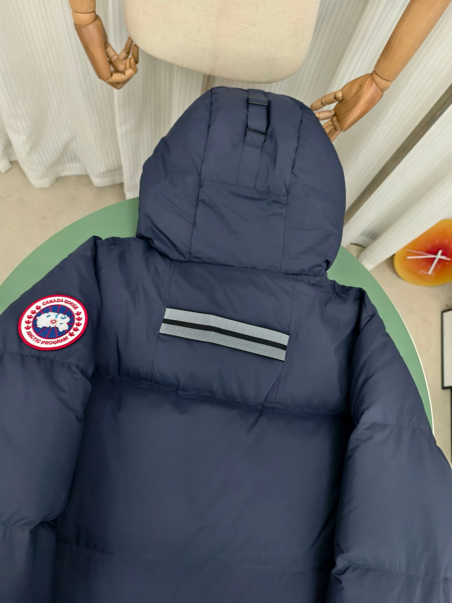 P1040————2800M (same style for men and women) Canada goose Lawrence long down jacket The Lawrence long down jacket provides basic protection for daily adventures and is made of sustainable Enduraluxe fabric with a practical soft touch. It has a quilted body and adjustable hood. Filled with extremely fluffy duck down. The adjustable down-filled connected hood and chin-protecting suede knitted stand-up collar are soft and extra-comfortable. Tapered rib-knit cuffs improve comfort and seal in heat. There are two zippered side vents at the bottom of the jacket for increased range of motion and ventilation. It has a longer hem at the back for added protection and reflective double stripes on the back. Color: black with red label, black with black label, navy blue with red label Size: XS-2XL
